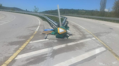 Sinop'ta bariyerlere çarpan otomobildeki 2 kişi yaralandı