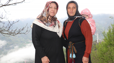 Sırtında taşıdığı bebekle maça giden kadının bordo-mavi sevgisi