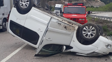Tokat'ta devrilen hafif ticari araçtaki 4 kişi yaralandı