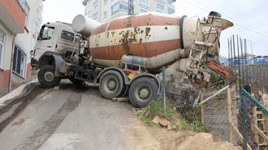 Trabzon'da yokuştan kayan beton mikseri inşaat ile yol arasında asılı kaldı