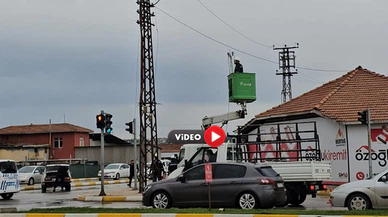 Elektrik Direğindeki Patlama Nedeniyle Kablolar Yola Düştü