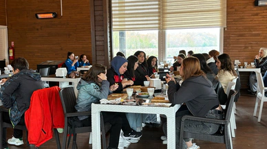 Hem Yarışıyor Hem De Geziyorlar