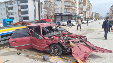 Otomobiller Kavşakta Birbirine Girdi: 2 Yaralı