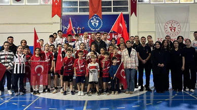Badminton Turnuvasında Madalyalar Dağıtıldı