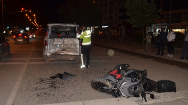 Sinop'ta hafif ticari araçla çarpışan motosikletteki 2 kişi yaralandı