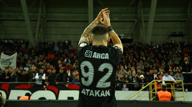 Taraftar Atakan Cangöz’ü Bağrına Bastı