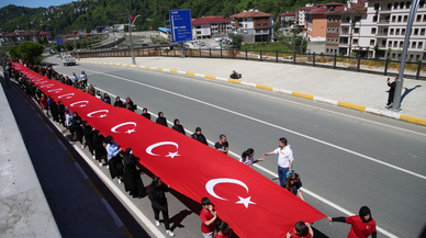 Güneysu'da bayrak yürüyüşü düzenlendi