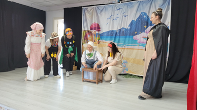 İlkokul öğrencilerinin velileri çocuklara sevgi ve saygıyı tiyatro oyunu ile anlattı