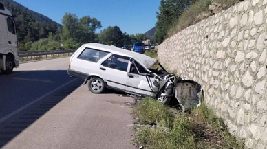 Karabük'te istinat duvarına çarpan otomobilin sürücüsü ağır yaralandı