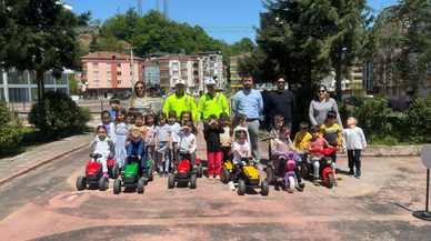 Salıpazarı'nda miniklere uygulamalı trafik eğitimi verildi