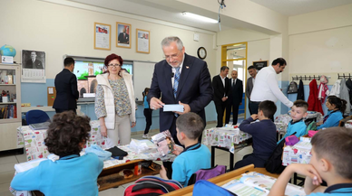Samsun'da "Tarih Yazan Çocuklar Projesi" kapsamında öğrencilere kitap dağıtıldı