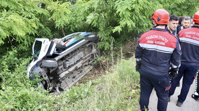 Trabzon'da park halindeki minibüsün kayarak şarampole devrildiği kazada 5 kişi yaralandı