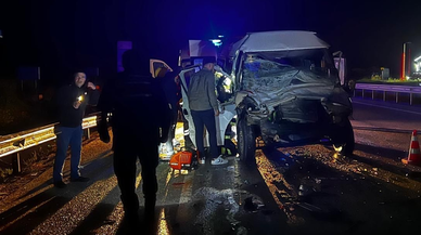 Minibüs, TIR’a Arkadan Çarptı: 2 Yaralı
