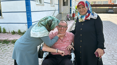 İlkokul öğrencisinin mavi kapak kampanyası fiziksel engelli İsmail'e bayram hediyesi oldu
