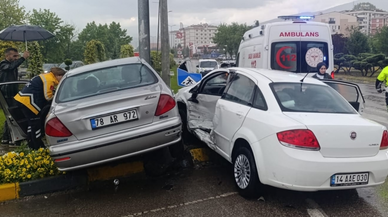 Karabük'te iki otomobilin çarpıştığı kazada 3 kişi yaralandı