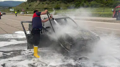 Sinop'ta seyir halindeki otomobil yandı