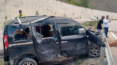 Tokat'ta bariyerlere çarpan hafif ticari araçtaki 4 kişi yaralandı