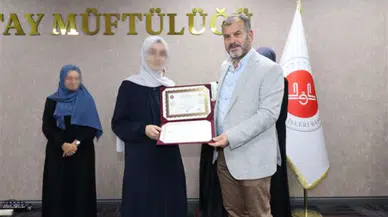 Diploma Merasiminde Reaksiyon Çeken Olay! Fotoğraflarda Bayanların Yüzleri Buzlandı