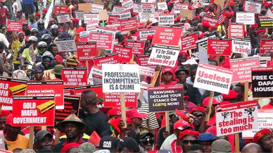 Hayat Pahalılığı Nedeniyle Yüzlerce Kişi Sokağa Çıktı! Gana Merkez Bankası Lideri'nin İstifası İsteniyor