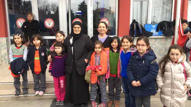 Çocuklar Üşümesin Diye Atkı, Bere ve Yelek Örüyorlar