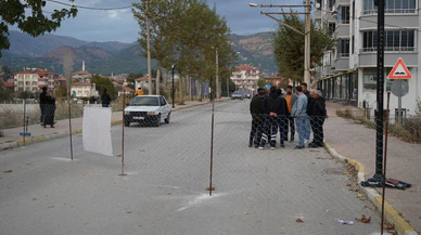 Çorum'da Bir Vatandaş, Arazisinden Geçen Yolu Mahkeme Kararıyla Ulaşıma Kapattı
