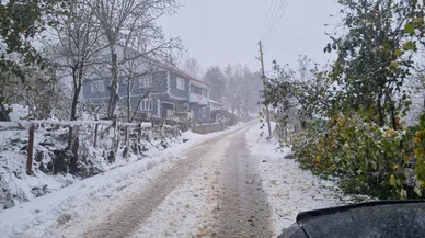 Düzce'de Sağanak Nedeniyle Su Baskınları Yaşandı, Kar Yağışı Ulaşımı Aksattı