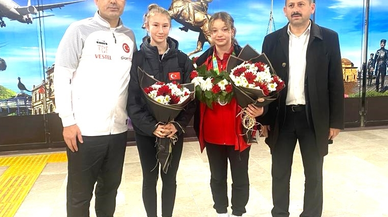 İngiltere'de Gümüş Madalya Kazanan Milli Cimnastikçiler, Samsun'da Çiçeklerle Karşılandı