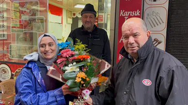 Sel ve Fırtınadan Etkilenen Karadeniz Ereğli'ye Gelen Afad Gönüllüsü Öğretmene "Çiçekli" Teşekkür