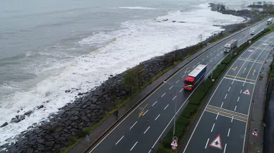 Trabzon'da Dev Dalgalar Karadeniz Sahil Yolu'nda Ulaşımı Olumsuz Etkiliyor
