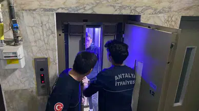 14 Katlı Binanın Asansöründe Mahsur Kalan Kuryeyi İtfaiye Kurtardı