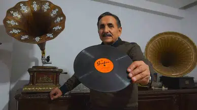 2 Binin Üzerinde Biriktirdiği Taş Plakla Konuklarını Geçmişe Götürüyor