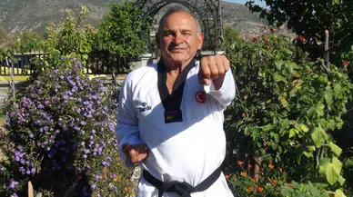 64 Yaşındaki Taekwondocu Gençlere Taş Çıkartıyor