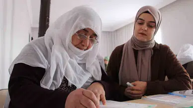 66 Yaşındaki Raziye Teyze, Hastaneye Gittiğinde Tabelaları Okumak İçin Okuma Yazma Öğreniyor