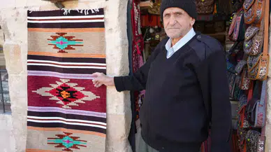 81 Yaşındaki Kilimci, 3 Metrekarelik Dükkanında Teknolojiye Direniyor