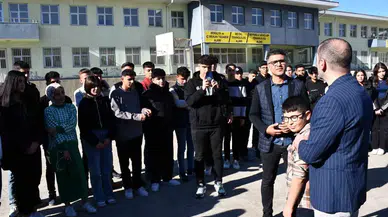 Adıyamanlı Öğrenciler, Sarsıntıda Yanlarında Olan Sivereklilere Gül Dağıttı