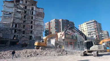 Ağır Hasarlı 9 Katlı Bina, Yıkım Çalışması Esnasında Çöktü