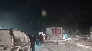 Ağrı’da Kepçe Uçurumdan Düştü: 1 Meyyit, 2 Kayıp