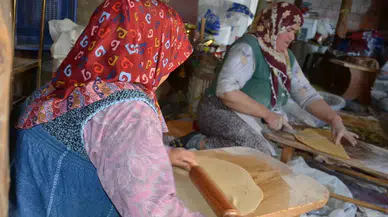 Antalyalı Bayanların Erişte Kesme ve Dibek Taşında Buğday Dövme Geleneği