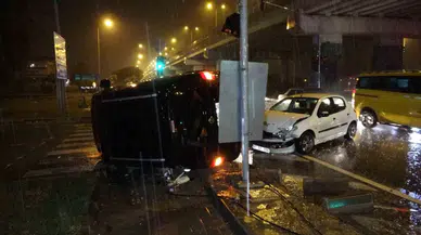 Araba ile Çarpışan Hafif Ticari Aracın Yan Yattığı Kazada 2 Kişi Yaralandı