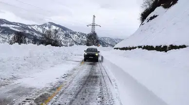 Artvin’de Kar Kalınlığı 1,5 Metreyi Bulan Mescitli Yolu Ulaşıma Açıldı