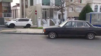 Ataşehir’de Arabanın Camlarına Kaldırım Taşı ile Tekraren Vurdu