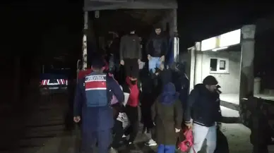 Ayvacık’ta Minibüs ile Kamyonet Kasasından 63 Kaçak Göçmen Çıktı, 2 Organizatör Yakalandı