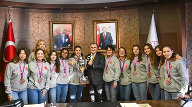 Bakan Bak, İzmir Büyükşehir Belediyespor Bayan Sutopu Takımı’nı Kabul Etti