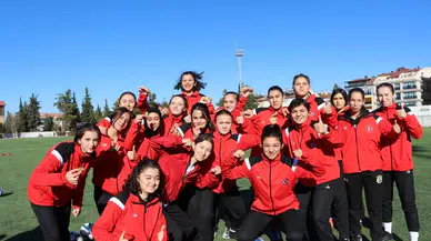 Burdur’da Kurulan Bayan Futbol Kulübü Alana İndi