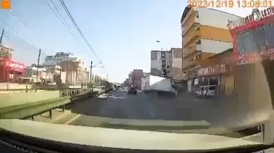 Bursa’da Sinyal Vermeden Şerit Değiştiren Araba Faciaya Neden Oluyordu