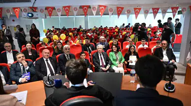 Çocuk Meclisi Üyeleri Mazbatalarını Mansur Yavaş’tan Aldı