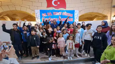 Doğum Yaptırdığı 2 Bin 500 Çocuğun Birinci Giydiği Ayakkabıları Sergiledi