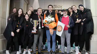 Dünya Şampiyonu Eczacıbaşı Dynavit, Yurda Döndü
