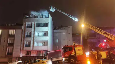 Esenyurt’ta Binanın Çatısı Alev Alev Yandı