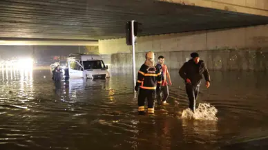Gaziantep’te Yağış Nedeniyle Köprülü Kavşakta 5 Araç Sular Altında Kaldı